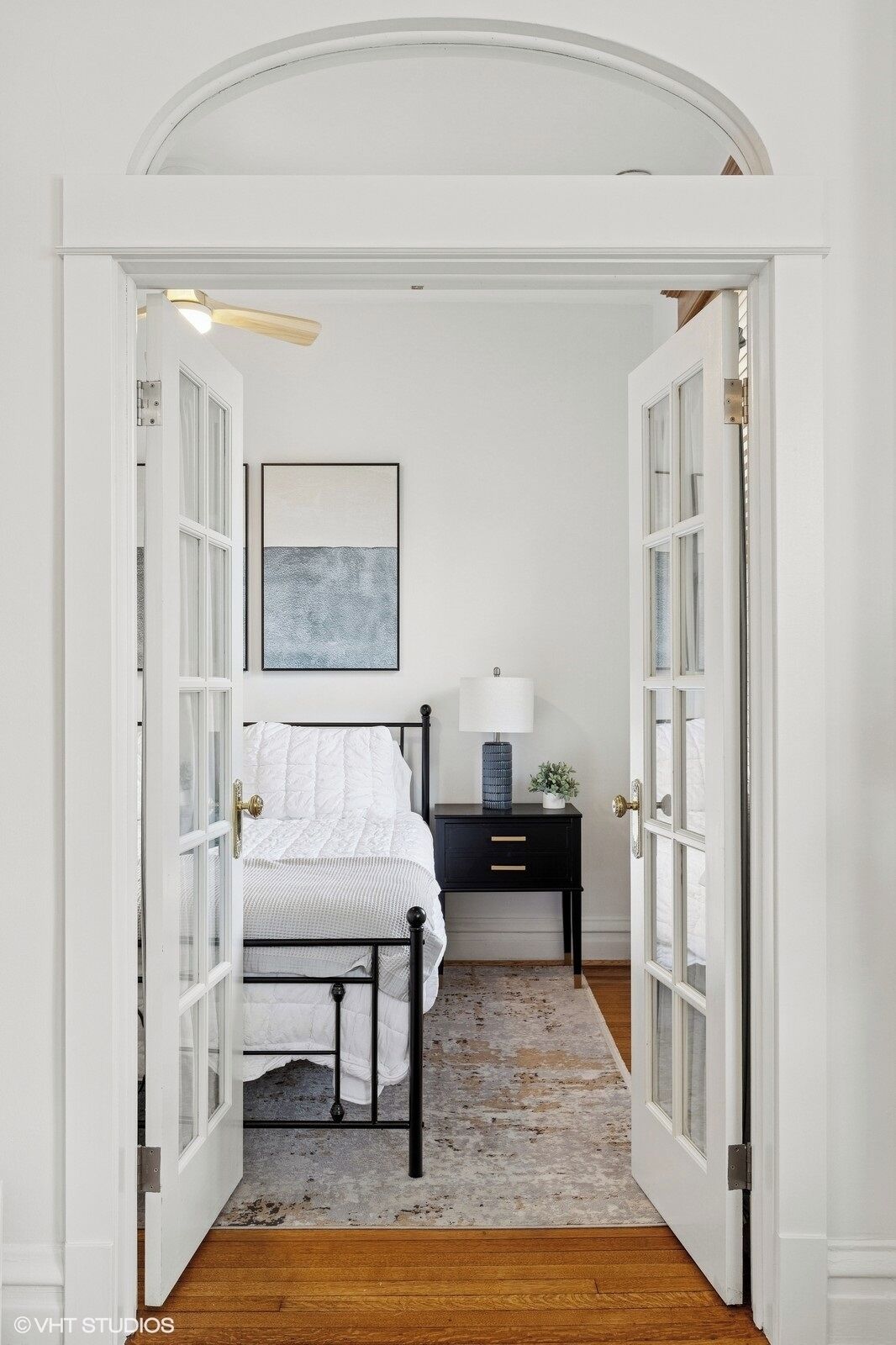 3 bedrooms, desk, iron/ironing board, travel crib