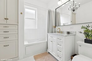 Hair dryer, towels, soap, shampoo - Vibrant, walkable Andersonville Gem-easy access to Wrigley, venues and Downtown (Chicago)