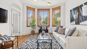 Smart TV, computer monitors