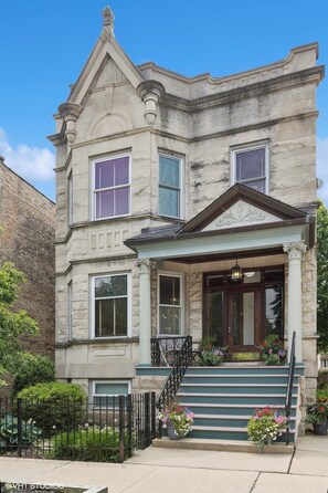 Exterior - Vibrant, walkable Andersonville Gem-easy access to Wrigley, venues and Downtown (Chicago)