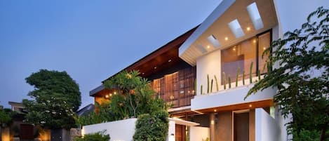 Villa, bassengutsikt | Eksteriør