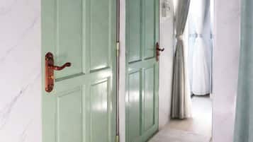 Habitación familiar doble, vistas al jardín | Tabla de planchar con plancha y wifi gratis