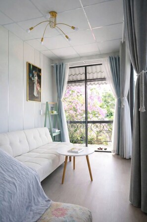 Een strijkplank/strijkijzer, gratis wifi, beddengoed