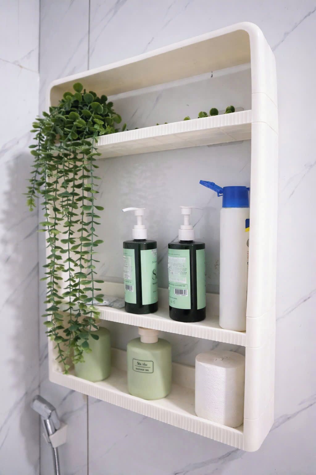 Habitación familiar doble, vistas al jardín | Baño | Artículos de higiene personal gratuitos, secador de pelo y toallas