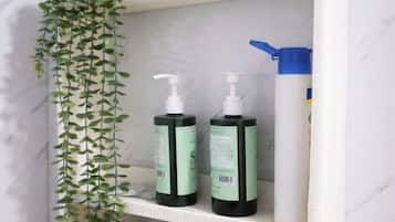 Habitación familiar doble, vistas al jardín | Baño | Artículos de higiene personal gratuitos, secador de pelo y toallas