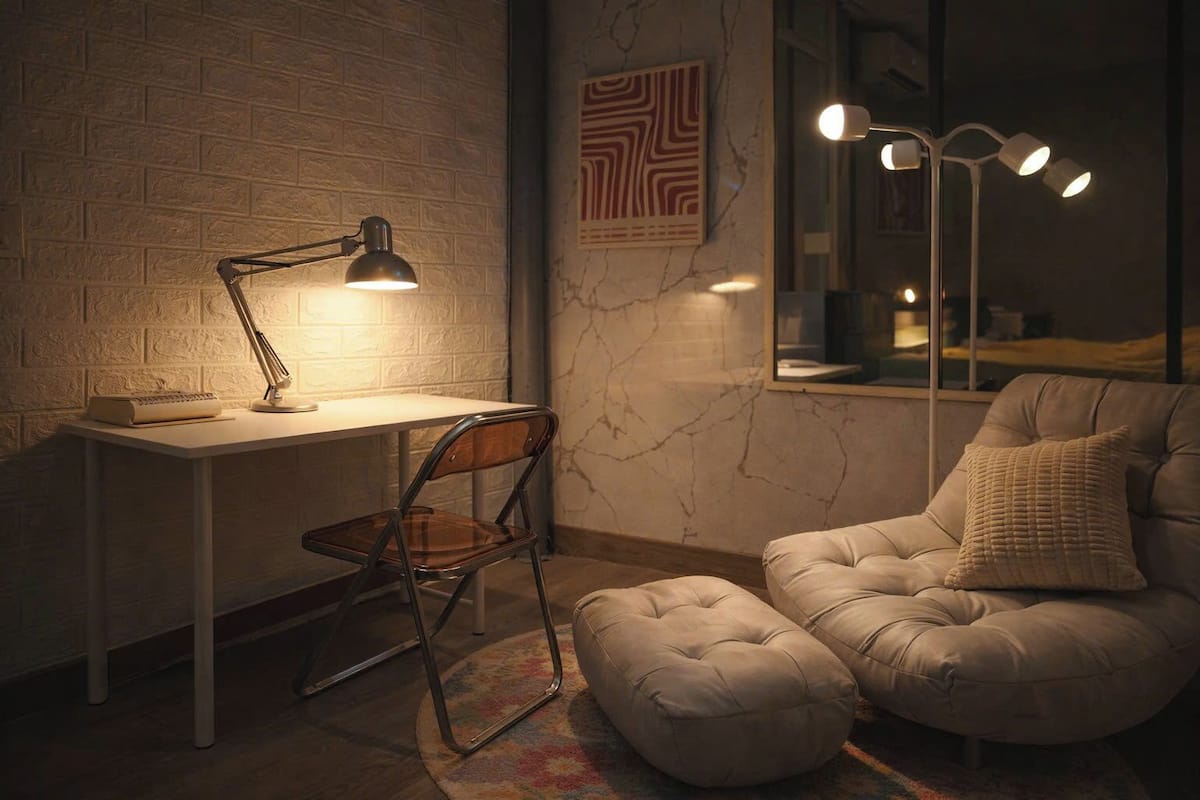 Tabla de planchar con plancha, wifi gratis y ropa de cama