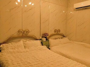 Familien-Doppelzimmer, Gartenblick | Bügeleisen/Bügelbrett, kostenloses WLAN