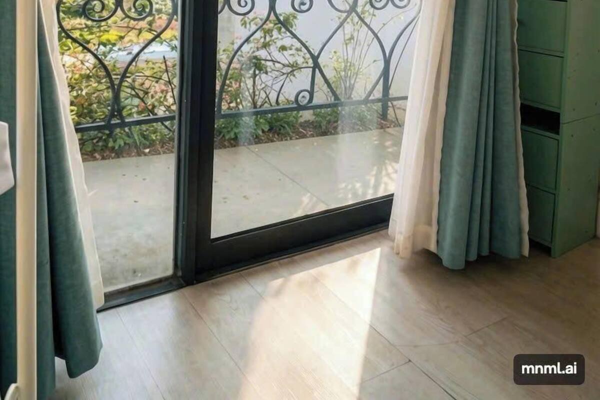 Une pièce dotée d’une porte-fenêtre coulissante donnant sur un balcon.