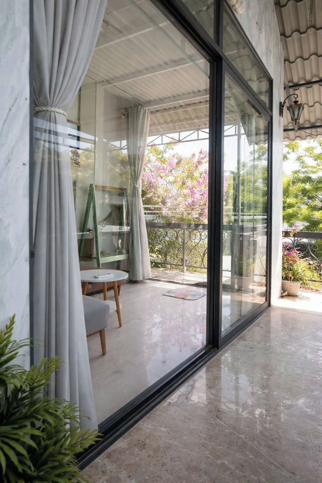 Tabla de planchar con plancha, wifi gratis y ropa de cama 