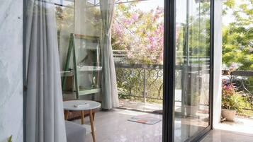 Tabla de planchar con plancha, wifi gratis y ropa de cama