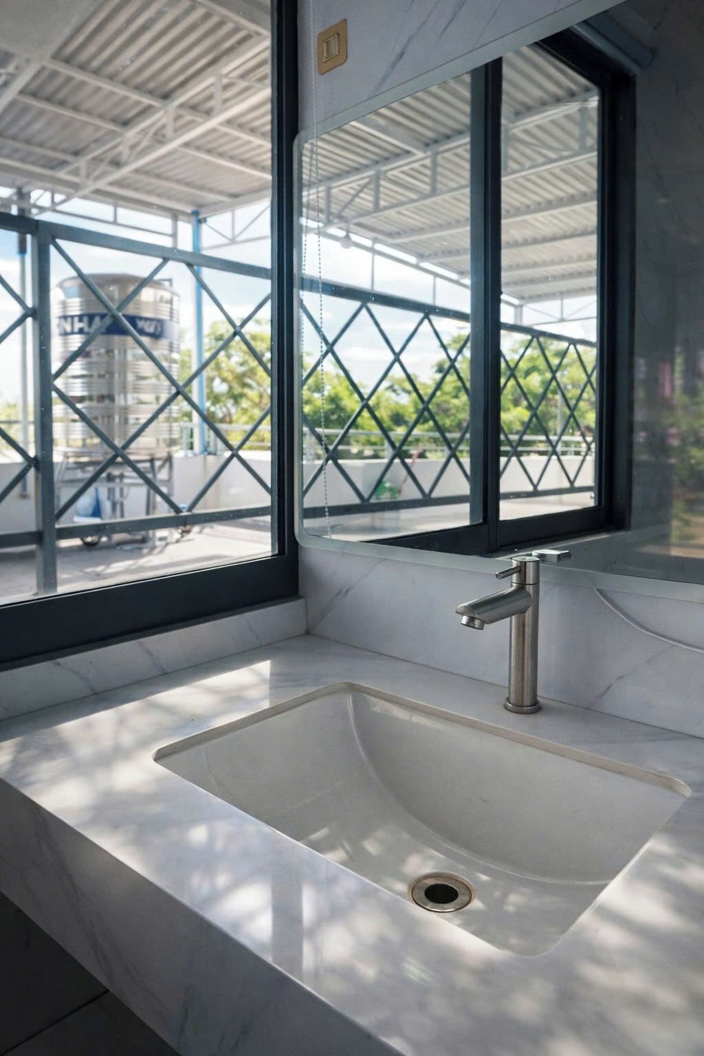 Tabla de planchar con plancha, wifi gratis y ropa de cama 