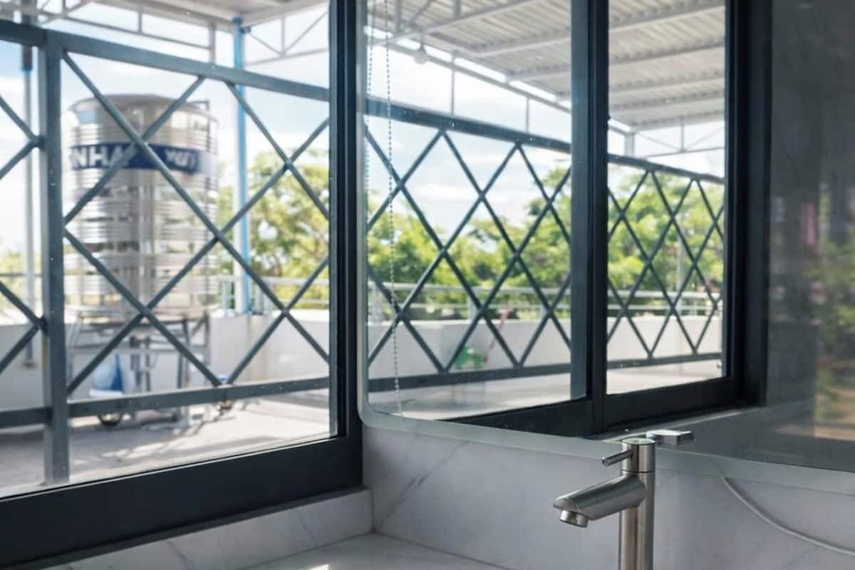 Tabla de planchar con plancha, wifi gratis y ropa de cama