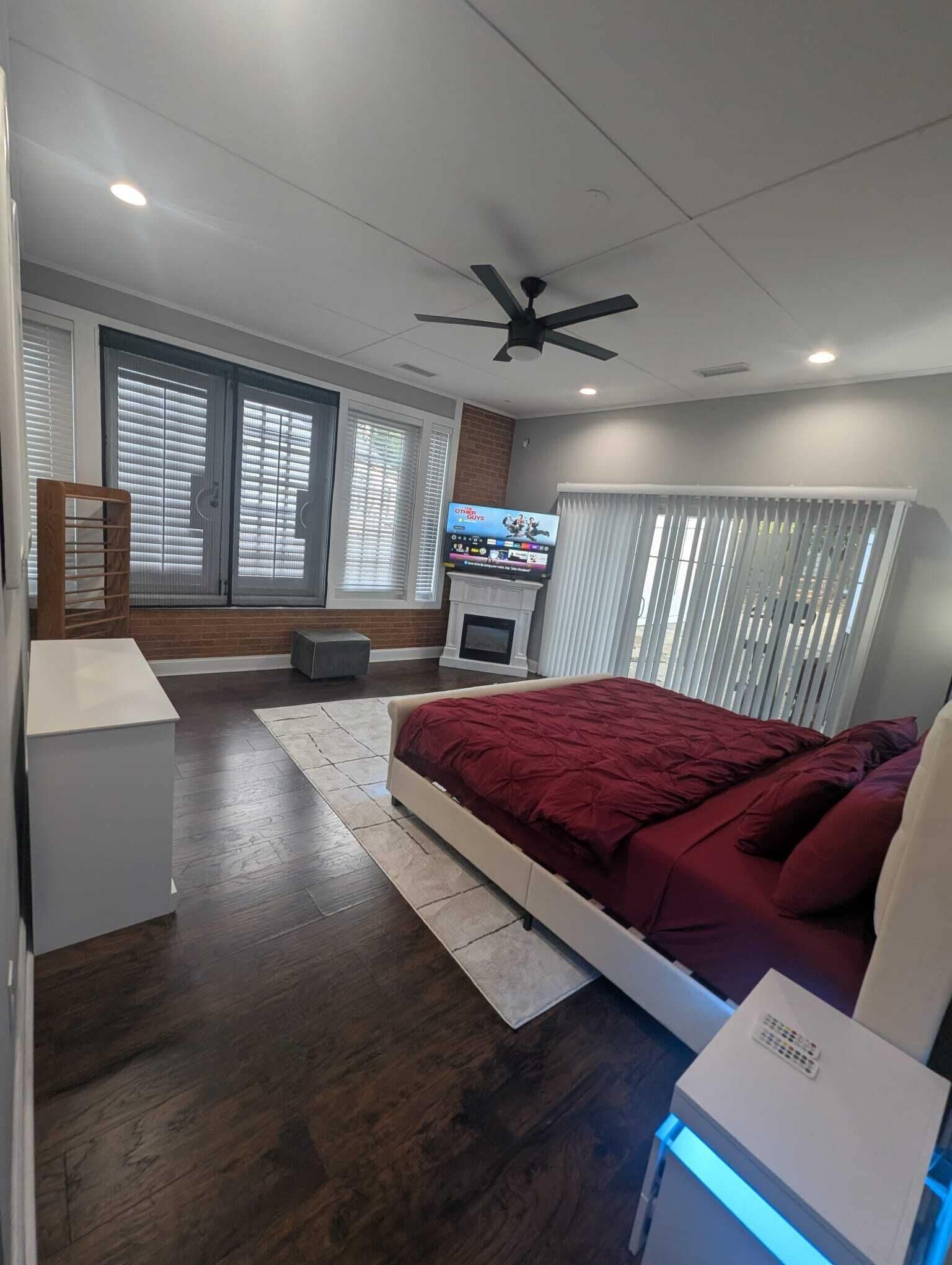 Strykejern/-brett, internettilgang og sengetøy