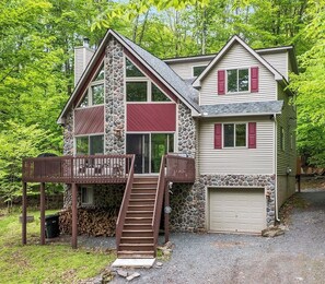 Exterior - Mountain View Chalet Poconos - 8-Person Hot Tub, Firepit, Theater Room and Lakes (Pocono Lake)