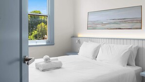 Tabla de planchar con plancha, wifi y ropa de cama 