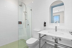 Shower, hair dryer, towels - The Surrey Redfern 2 (Redfern)