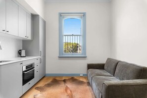 Interior - The Surrey Redfern 2 (Redfern)