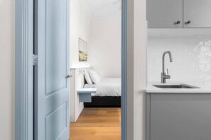 Iron/ironing board, WiFi, bed sheets - The Surrey Redfern 2 (Redfern)