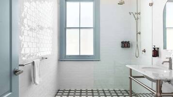 Een douche, een haardroger, handdoeken, shampoo
