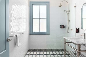 Shower, hair dryer, towels, shampoo - The Surrey Redfern 1 (Redfern)