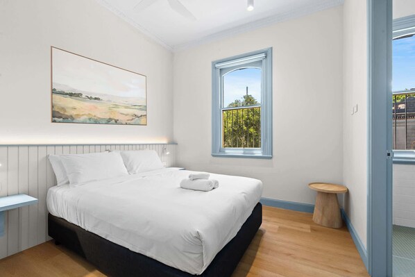 Iron/ironing board, WiFi, bed sheets - The Surrey Redfern 5 (Redfern)