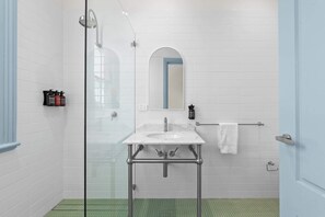 Shower, hair dryer, towels - The Surrey Redfern 5 (Redfern)