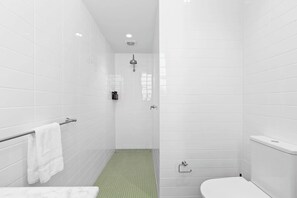 Shower, hair dryer, towels - The Surrey Redfern 4 (Redfern)