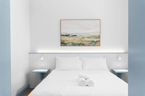 Iron/ironing board, WiFi, bed sheets - The Surrey Redfern 4 (Redfern)