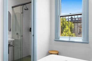 Shower, hair dryer, towels - The Surrey Redfern 6 (Redfern)