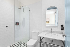 Shower, hair dryer, towels - The Surrey Redfern 3 (Redfern)