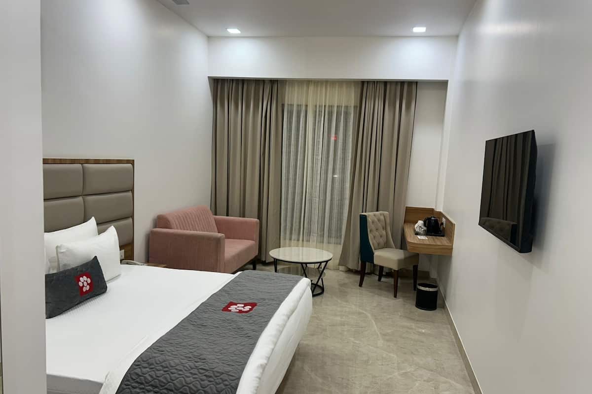 Deluxe Room | In-room safe, desk, laptop workspace, iron/ironing board
