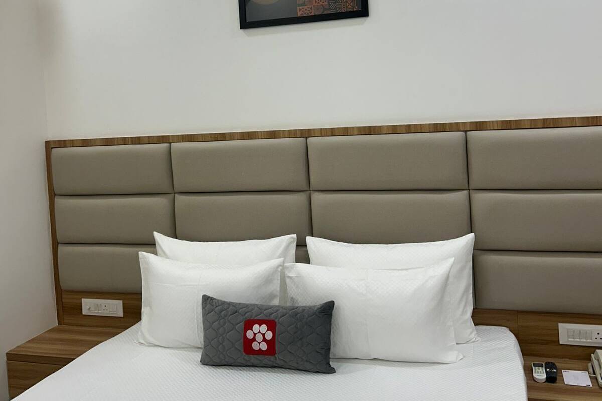 Superior Room (Basement). | 客房內保險箱、書桌、筆電工作空間、熨斗/熨衣板