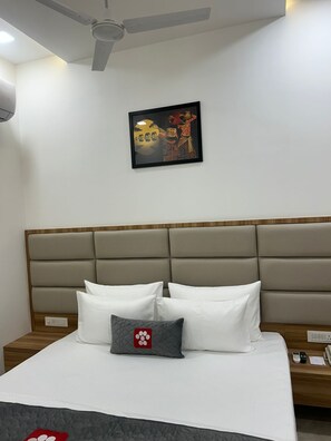 Superior-huone | Tallelokero huoneessa, työpöytä