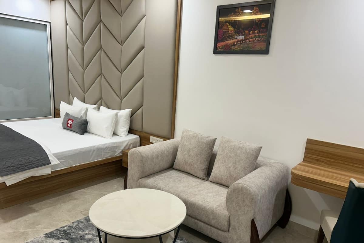Premier Room | In-room safe, desk, laptop workspace, iron/ironing board