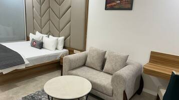 Caja de seguridad en la habitación y escritorio