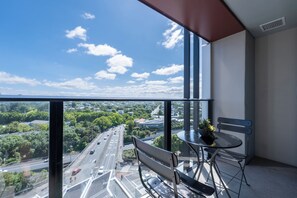 Outdoor dining - Nice City Studio with Ponsonby View (Auckland City)