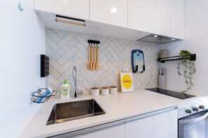 Fridge, microwave, oven, stovetop - Nice City Studio with Ponsonby View (Auckland City)