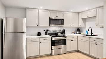 Apartment, Non Smoking | Private kitchen