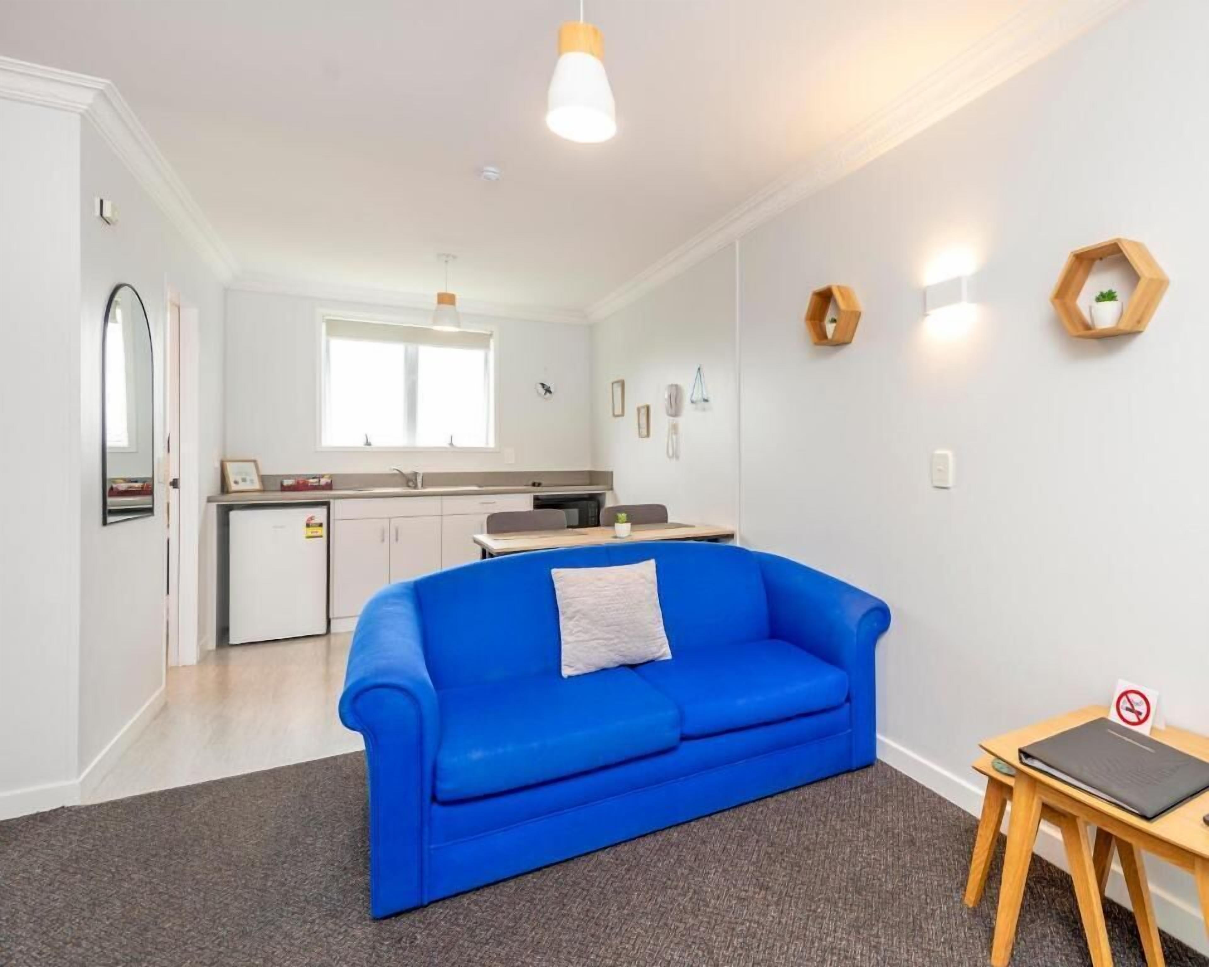 Studio, 1 King Bed, Patio, Garden View | Living area