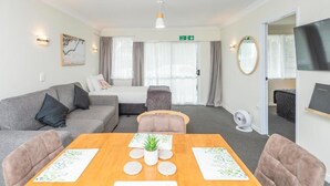 Apartment, 1 Bedroom, Patio, Garden View | Interior - Kings Court Motel (Whanganui)
