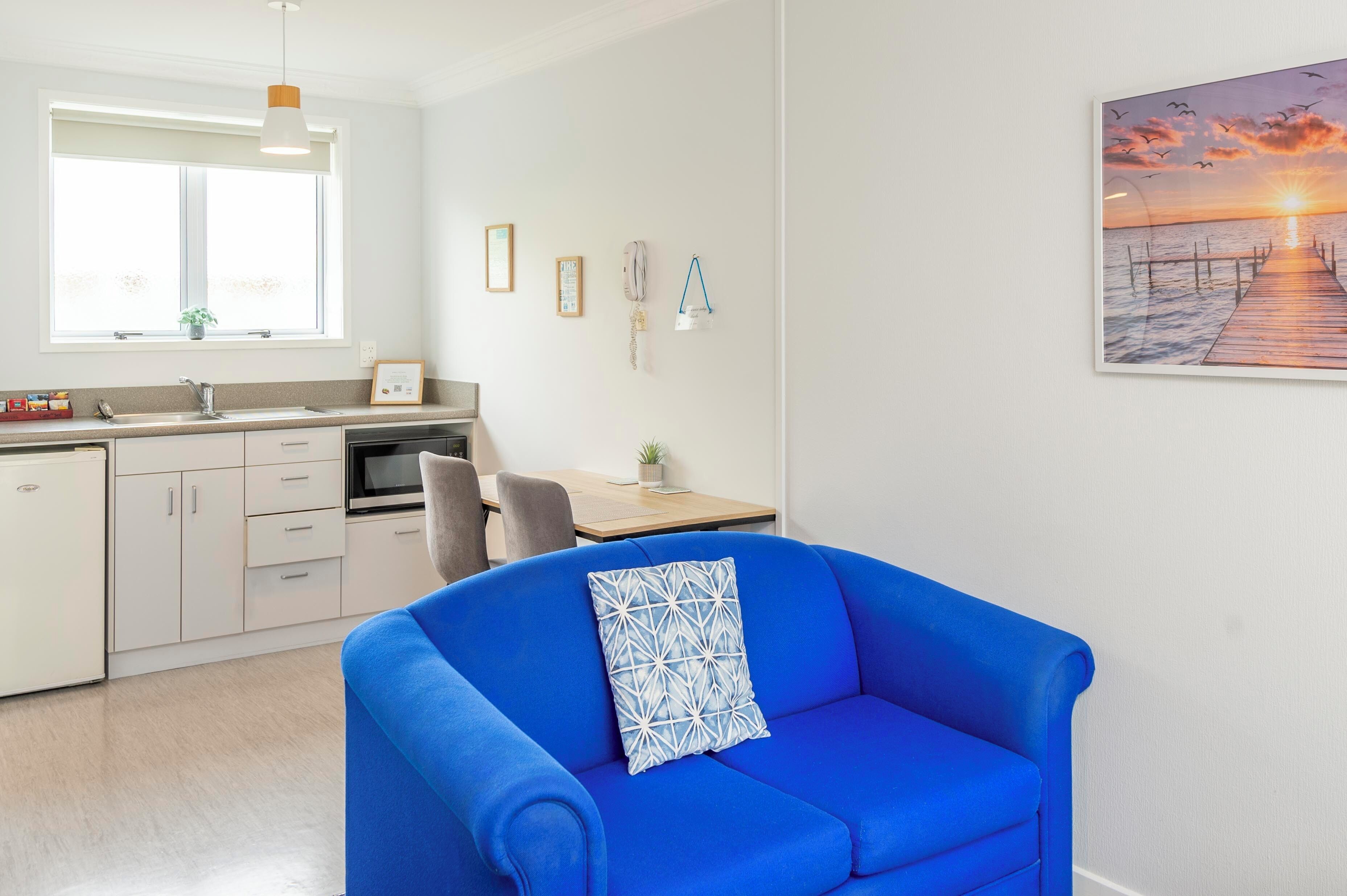 Studio, 1 Queen Bed, Patio, Garden View | Living area