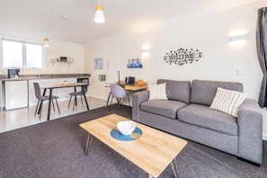 Executive Apartment, Patio, Garden View | Living area - Kings Court Motel (Whanganui)