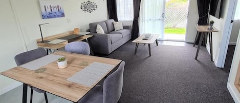 Appartement Exécutif, patio, vue jardin | Coin séjour | Télévision