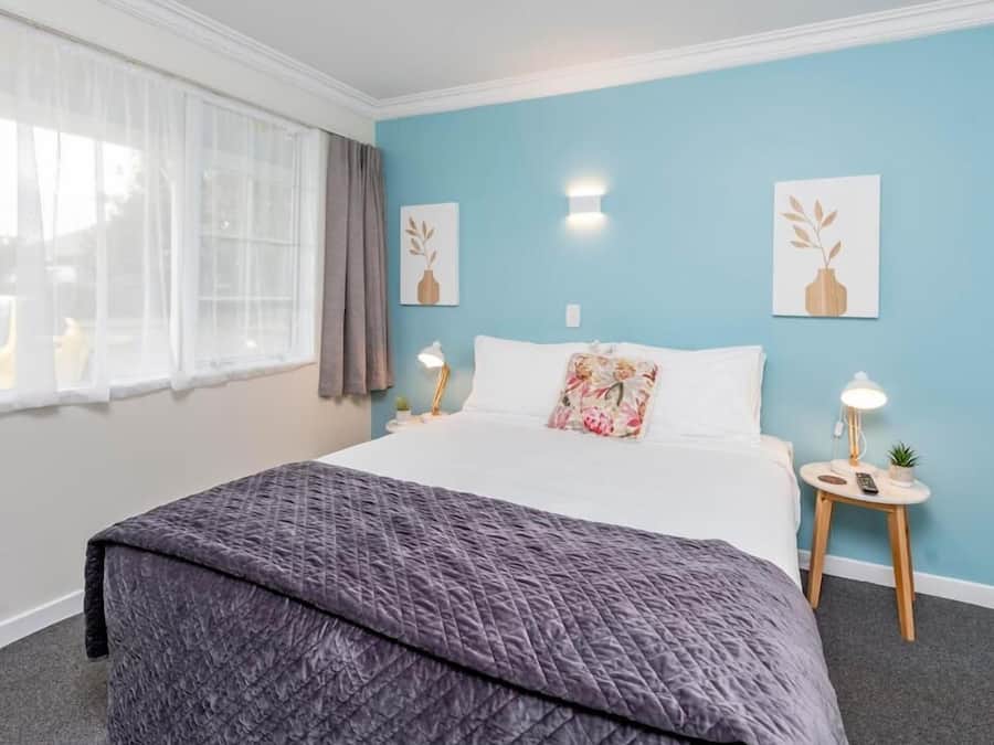 Escriptori, espai de treball apte per a portàtils i cortines opaques