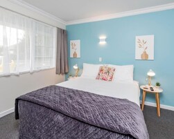 Escritorio, espacio para trabajar con un portátil, cortinas opacas