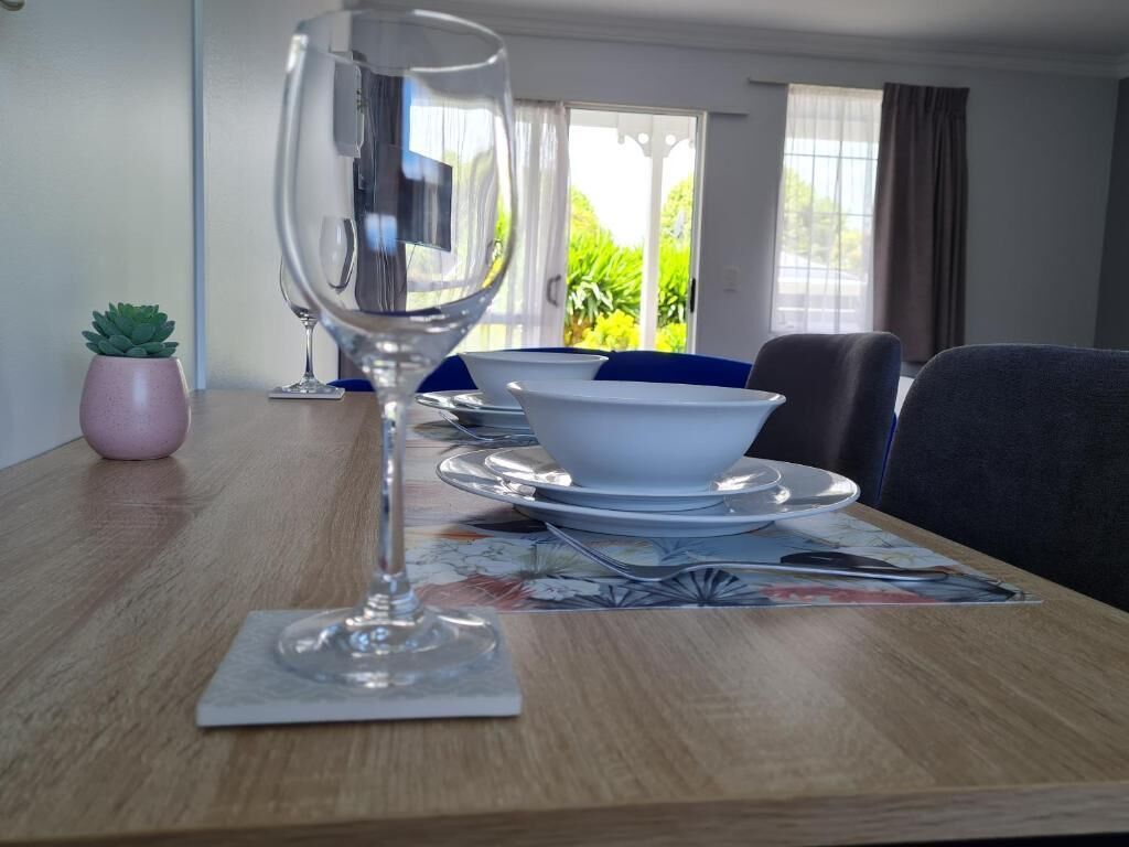 Studio, 1 Queen Bed, Patio, Garden View | Dining