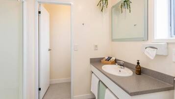 Ducha, secador de pelo, toallas y jabón