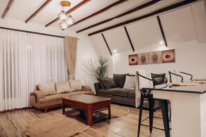 Phòng Suite dành cho gia đình, ban công, quang cảnh thung lũng | Khu phòng khách