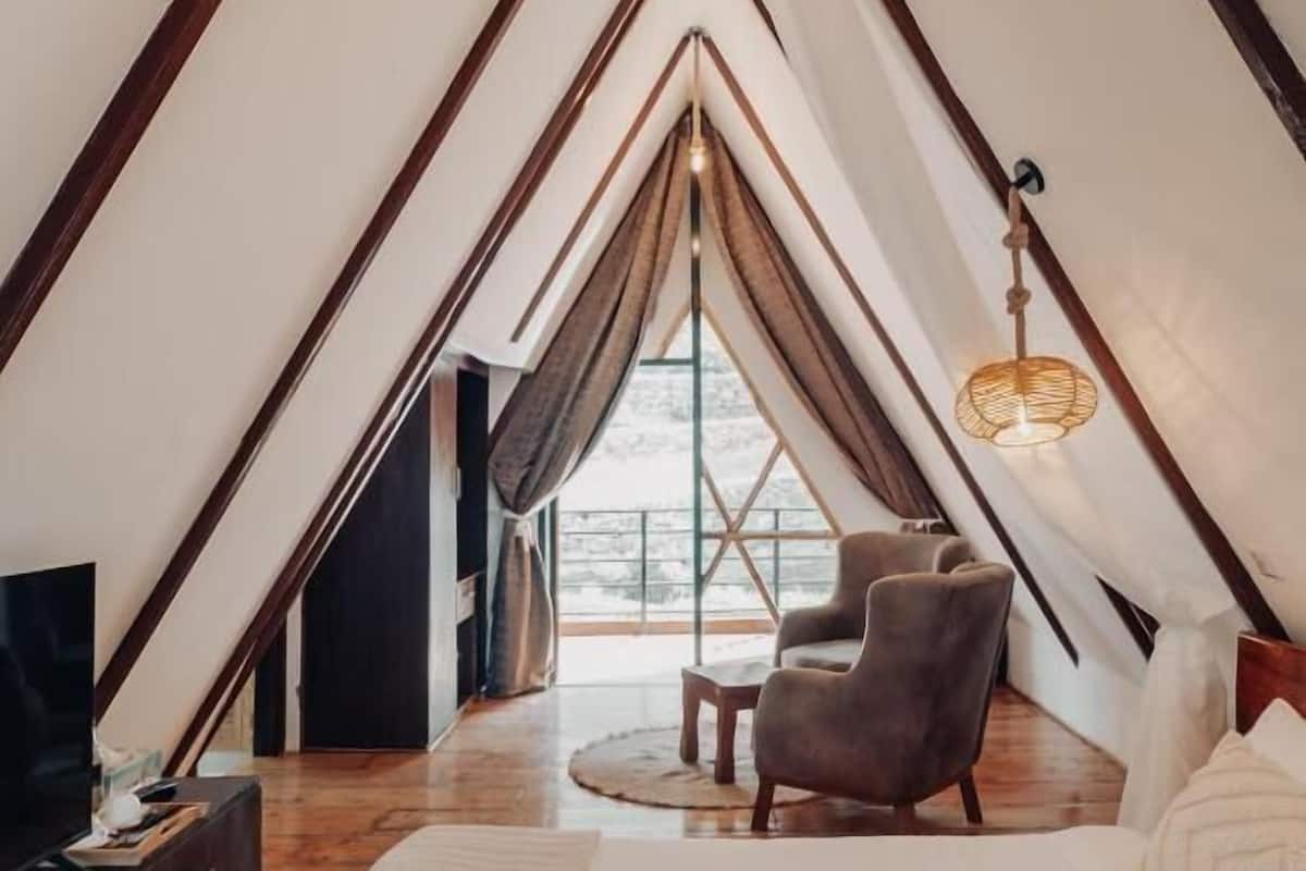 Penthouse, Balcony, Valley View | Meja, seterika/papan seterika, Wi-fi percuma