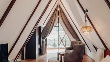 Loftsleilighet, balkong, dalutsikt | Skrivebord, strykejern/-brett og wi-fi (inkludert)